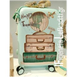 Βαλίτσα ζωγραφισμένη σε θέμα Travel World – Happy Traveller με όνομα παιδιού
